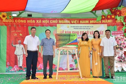 Tập đoàn Công nghiệp Than-Khoáng sản Việt Nam - Công ty Nhôm Đắk Nông TKV tổ chức bàn giao cơ sở vật chất cho Trường mầm non Họa Mi, xã Quảng Tín, huyện đắk R'Lấp.