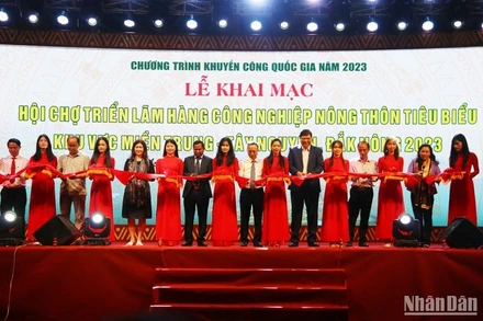 Các đại biểu dự lễ cắt băng Khai mạc Hội chợ triển lãm 