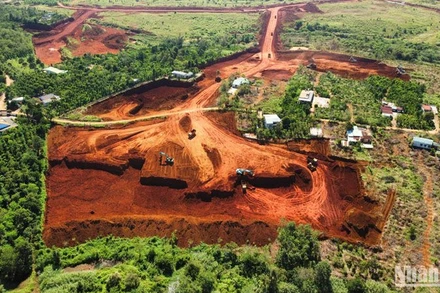 Khai trường bô xít đã được khai thông nhờ sự đồng thuận của người dân trong các phương án hỗ trợ, bồi thường giải phóng mặt bằng và tái định cư.