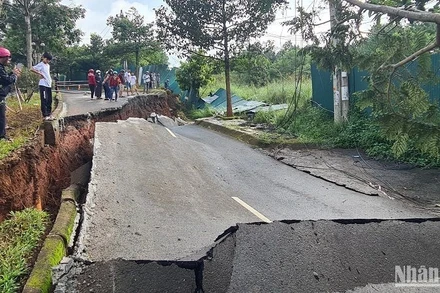 Đường Hồ Chí Minh đoạn qua thành phố Gia Nghĩa, tỉnh Đắk Nông đã sạt trượt sau nhiều ngày phát hiện vết nứt.
