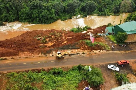 Một đoạn đường tránh đô thị Gia Nghĩa, tỉnh Đắk Nông đã sạt xuống suối Đắk R’tih vào chiều 6/8 và đang có nguy cơ tiếp tục lan rộng.