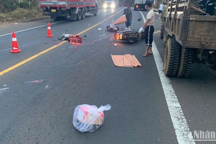 Hiện trường vụ tai nạn giao thông xảy ra trên đường Hồ Chí Minh đoạn qua phường Quảng Thành, thành phố Gia Nghĩa, tỉnh Đắk Nông sáng 11/2. 