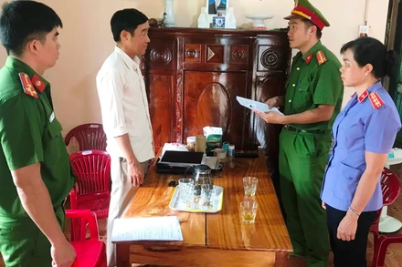 Cơ quan Cảnh sát điều tra Công an tỉnh Đắk Nông tống đạt quyết định tố tụng đối với Nguyễn Văn Tuyến.