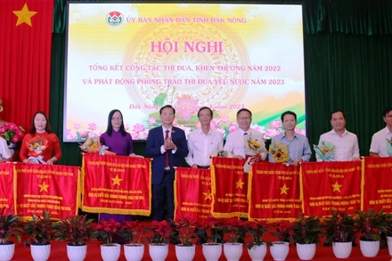 Nhiều tập thể và cá nhân của tỉnh Đắk Nông vinh dự được nhận Cờ thi đua của Chính phủ.