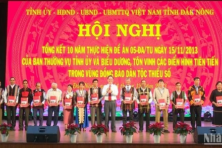 Bí thư Tỉnh ủy Đắk Nông Ngô Thanh Danh tặng quà cho các cá nhân tiêu biểu ở vùng đồng bào dân tộc thiểu số.