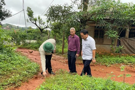 Lãnh đạo huyện Tuy Đức và xã Quảng trực kiểm tra hiện trường vụ nứt gãy địa chất.
