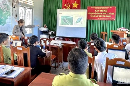 Hướng dẫn viên của Trung tâm bảo tồn tài nguyên thiên nhiên giới thiệu về bộ công cụ SMART và các ứng dụng, cách thiết lập các hoạt động tuần tra, thu thập và quản lý dữ liệu cho cán bộ kỹ thuật, lực lượng Kiểm lâm, lực lượng quản lý bảo vệ rừng Khu bảo tồn thiên nhiên Nam Nung.