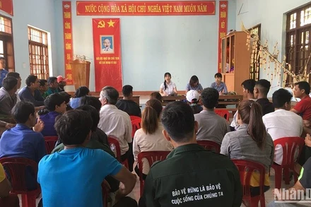 Khu bảo tồn thiên nhiên Nam Nung tổ chức chi trả tiền nhận khoán bảo vệ rừng cho người dân vùng đệm huyện Krông Nô, tỉnh Đắk Nông.