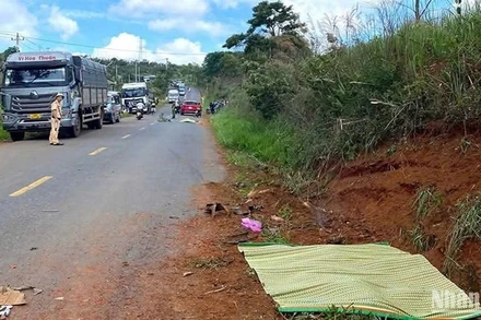 Hiện trường vụ tai nạn khiến 2 người chết tại chỗ trên Quốc lộ 28, đoạn đi qua xã Quảng Sơn, huyện Đắk Glong, tỉnh Đắk Nông.