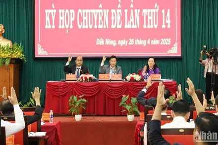 Các đại biểu Hội đồng nhân dân tỉnh Đắk Nông tham dự Kỳ họp Chuyên đề lần thứ 14 biểu quyết thông qua nghị quyết sáp nhập xã, tỉnh.