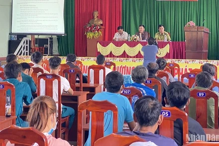 Tổ chức phổ biến các chính sách, pháp luật về công tác quản lý, bảo vệ và phát triển rừng cho nhân dân vùng đệm Khu bảo tồn thiên nhiên Nam Nung.