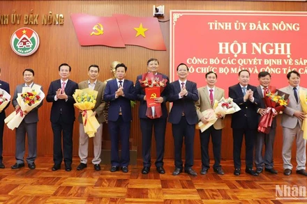 Lãnh đạo tỉnh Đắk Nông trao quyết định và tặng hoa chúc mừng lãnh đạo Ban Tuyên giáo và Dân vận Tỉnh ủy Đắk Nông.