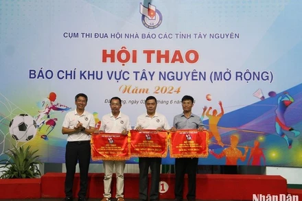 Đồng chí Vũ Ngọc Tú, Tổng Biên tập Báo Đắk Nông, Chủ tịch Hội Nhà báo tỉnh Đắk Nông trao giải Nhất, Nhì và Ba toàn đoàn cho các Đoàn đạt thành tích cao tại hội thao.