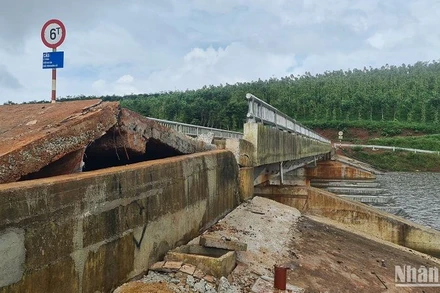 Hồ chứa nước Đắk N'Ting có nhiều vị trí bê-tông bị xô lệch, thân đập nứt gãy buộc xã Quảng Sơn phải di dời khẩn cấp toàn bộ các hộ dân ra khỏi vùng có nguy cơ sạt lở tại hạ du công trình.