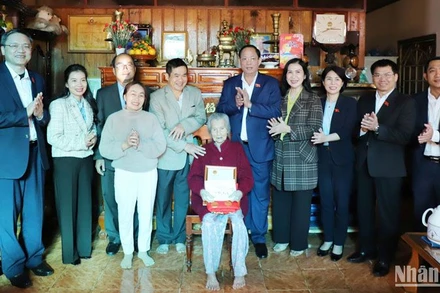 Phó Chủ tịch Quốc hội Trần Quang Phương cùng Đoàn công tác của Trung ương thăm, chúc Tết gia đình cụ bà Trần Thị Mê (sinh năm 1919, thôn 9, xã Kiến Thành, huyện Đắk R’Lấp) là mẹ Liệt sĩ Nguyễn Cư.