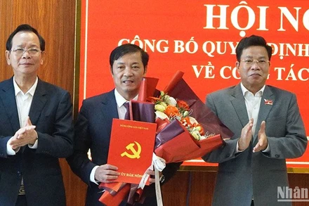 Lãnh đạo Tỉnh ủy Đắk Nông trao quyết định của Ban Bí thư chuẩn y nhân sự tham gia Ban Thường vụ Tỉnh ủy Đắk Nông nhiệm kỳ 2020-2025 cho đồng chí Lê Trọng Yên.