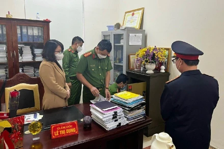 Lực lượng chức năng khám xét phòng làm việc của bà Lê Thị Dung.