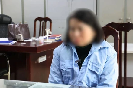 Bà Trần Thị Bạch Tuyết, Phó trưởng phòng Quản lý hành nghề y dược tư nhân Sở Y tế Hà Nội khai nhận tại cơ quan điều tra. (Ảnh: TTXVN)