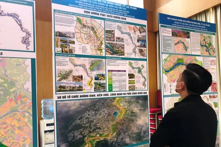 Người dân tìm hiểu về quy hoạch thành phố Hà Nội. (Ảnh: Minh Vân)