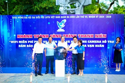 Lãnh đạo quận Ba Đình thực hiện nghi thức chính thức vận hành công trình lắp đặt wifi miễn phí và hệ thống camera bảo đảm an ninh trật tự tại vườn hoa Vạn Xuân. (Ảnh: Phạm Linh)