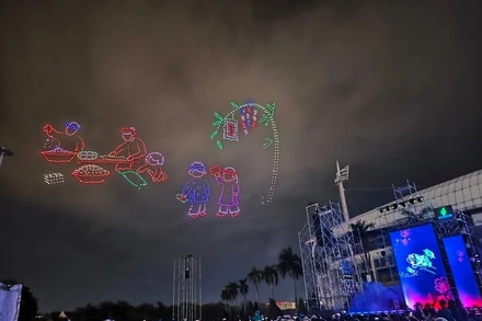 Trình diễn drone trong lễ tổng duyệt Chương trình nghệ thuật Rực rỡ Thăng Long 2025 tại Mỹ Đình.