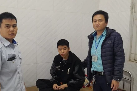 Lái xe Trần Ngọc Chi và nhân viên phục vụ Lê Văn Thắng B đang làm việc trên xe buýt tuyến 89 đã đưa hành khách gặp vấn đề về sức khỏe vào cấp cứu tại Trạm y tế Đại Mỗ.