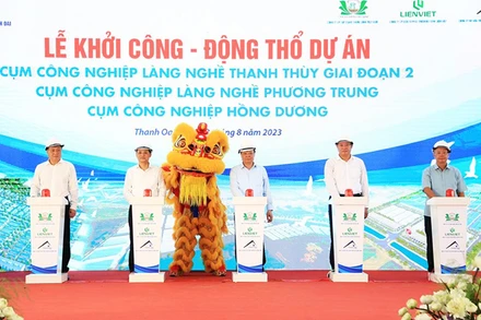 Bí thư Thành ủy Hà Nội Đinh Tiến Dũng cùng các đồng chí lãnh đạo thành phố ấn nút khởi công xây dựng 3 cụm công nghiệp tại huyện Thanh Oai.