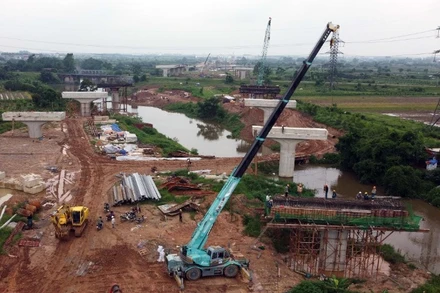 Thi công cầu vượt đường sắt trên tuyến Vành đai 4-Vùng Thủ đô. (Ảnh: DUY LINH)