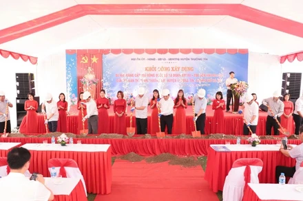 Các đại biểu thực hiện nghi thức khởi công dự án nâng cấp, mở rộng quốc lộ 1A đoạn qua Thị trấn Thường Tín (Hà Nội). (Ảnh: Tô Quý)