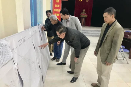 Người dân xem quy hoạch Dự án đường Vành đai 4-Vùng Thủ đô. (Ảnh: Ánh Ngọc)