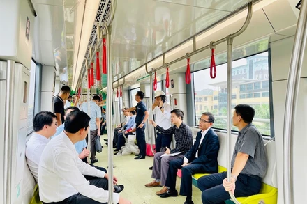 Hội đồng Kiểm tra Nhà nước về công tác nghiệm thu công trình xây dựng tiến hành kiểm tra hiện trường tuyến đường sắt đô thị thí điểm thành phố Hà Nội, đoạn Nhổn - ga Hà Nội. 