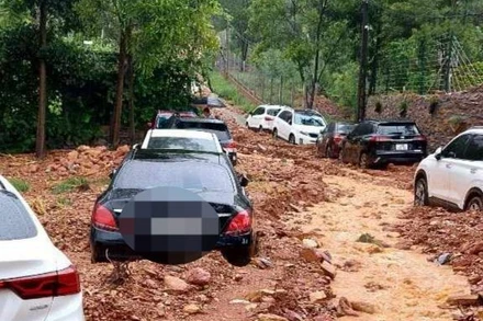 Lũ quét gây ngập cục bộ đường giao thông tại Đội 5, xóm Ban Tiện, thôn Phù Ninh, xã Minh Phú, Sóc Sơn. (Ảnh: TRẦN HOÀNG)