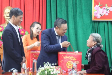 Chủ tịch Ủy ban nhân dân thành phố Hà Nội Trần Sỹ Thanh tặng quà cho gia đình chính sách tại thị xã Sơn Tây. (Ảnh: HUY DƯƠNG)