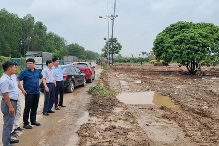 Lãnh đạo huyện Hoài Đức và Ban Quản lý dự án các công trình giao thông thành phố Hà Nội kiểm tra mặt bằng địa điểm tổ chức khởi công dự án đường Vành đai 4 tại xã Song Phương.