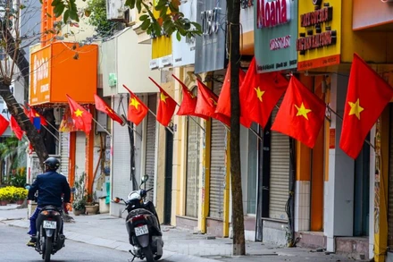 Thành phố tặng mỗi hộ gia đình một lá cờ Tổ quốc nhân dịp kỷ niệm 70 năm Ngày Giải phóng Thủ đô. Ảnh: internet.