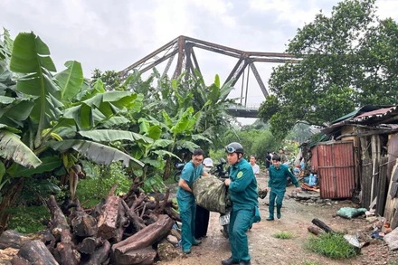 Các lực lượng của quận Ba Đình và phường Phúc Xá ra quân giải tỏa các trường hợp lấn chiếm bờ vở sông Hồng.