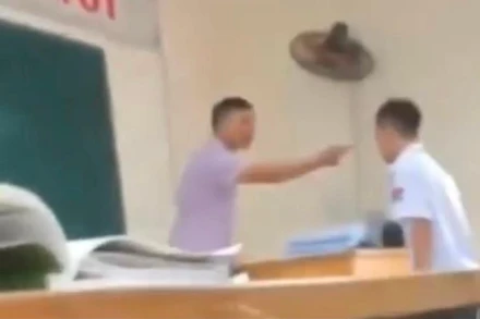 Thầy N.C.T. chỉ tay vào mặt và mắng học sinh với nhiều từ ngữ không chuẩn mực. (Ảnh cắt ra từ clip)