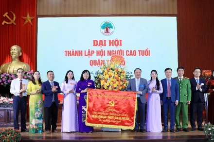 Đại diện Quận ủy, Ủy ban nhân dân quận và các tổ chức chính trị-xã hội quận Tây Hồ chúc mừng Đại hội thành lập Hội Người cao tuổi quận.