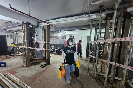 Người dân di dời khỏi chung cư mini ở phố Khương Đình do cột bê-tông bị nứt.