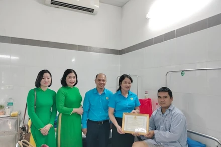 Lãnh đạo Công đoàn ngành giao thông vận tải Hà Nội và Tập đoàn Mai Linh thăm hỏi, tặng bằng khen cho lái xe Nguyễn Văn Trung vì dũng cảm cứu hai cháu nhỏ rơi xuống hồ nước.