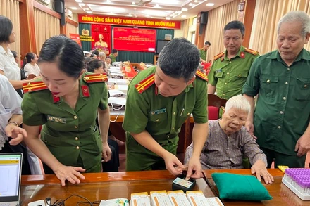 Công an thành phố Hà Nội phối hợp triển khai thu mẫu ADN thân nhân liệt sĩ chưa xác định được danh tính. Ảnh: Công an thành phố Hà Nội.