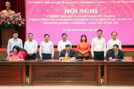 Lãnh đạo thành phố Hà Nội, tỉnh Bắc Ninh, tỉnh Hưng Yên ký giao ước thi đua công tác giải phóng mặt bằng dự án đường Vành đai 4-Vùng Thủ đô.