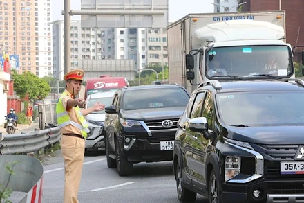 Cảnh sát giao thông Hà Nội điều hành giao thông trên đường. (Ảnh minh họa)
