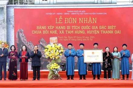 Các đồng chí lãnh đạo, nguyên lãnh đạo thành phố Hà Nội và lãnh đạo huyện Thanh Oai đón nhận Bằng xếp hạng Di tích quốc gia đặc biệt Chùa Bối Khê.