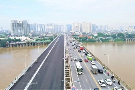 Cầu Vĩnh Tuy giai đoạn 2 (bên trái) đã được hoàn thiện, sẵn sàng thông xe vào ngày 30/8.