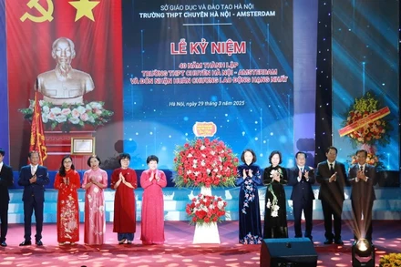 Phó Chủ tịch Ủy ban nhân dân thành phố Hà Nội Vũ Thu Hà đã trao Huân chương Lao động hạng Nhất tới tập thể lãnh đạo Trường Trung học phổ thông chuyên Hà Nội - Amsterdam.
