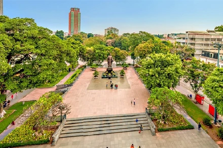 Vườn hoa Lý Thái Tổ, quận Hoàn Kiếm, Hà Nội. Ảnh: Trần Anh.