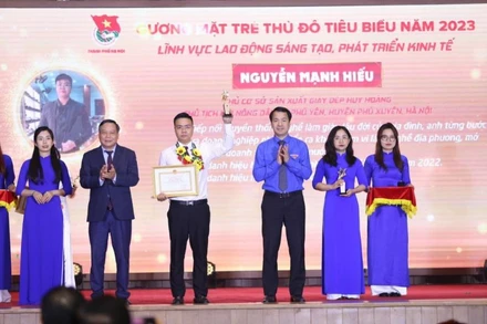 Anh Nguyễn Mạnh Hiếu được Thành đoàn Hà Nội trao tặng danh hiệu “Gương mặt trẻ Thủ đô tiêu biểu”.