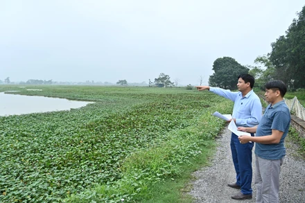 Cán bộ xã Thanh Thùy (huyện Thanh Oai) trao đổi về công tác giải phóng mặt bằng dự án đường Vành đai 4-Vùng Thủ đô. (Ảnh: Duy Linh)