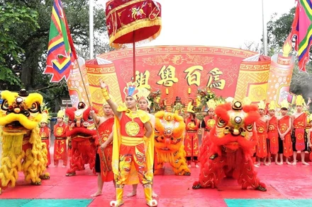 Các diễn viên biểu diễn màn sử thi về truyền thuyết Âu Cơ-Lạc Long Quân. (Ảnh: Ánh Ngọc)